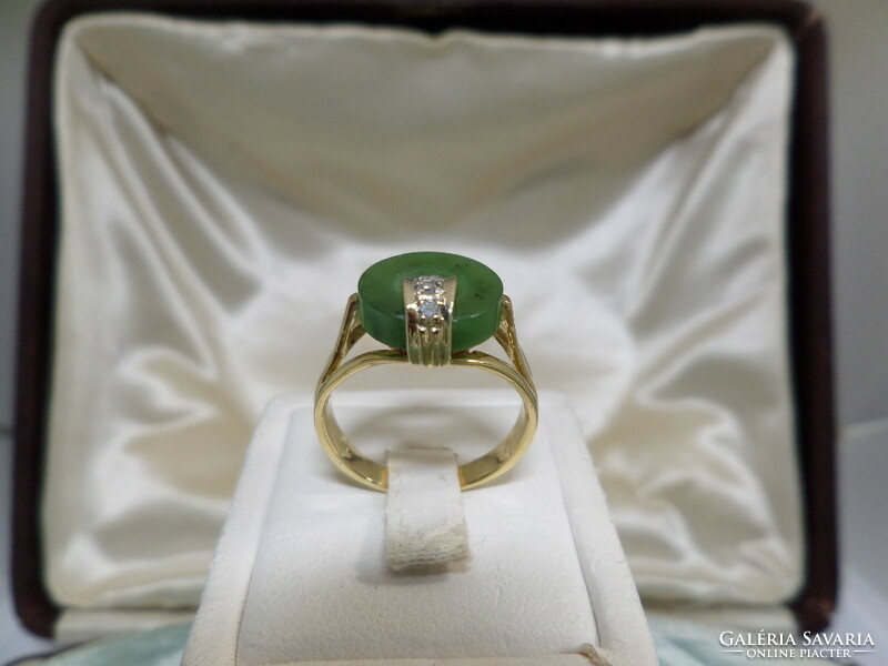 Exciting gold ring with blue jade and brils