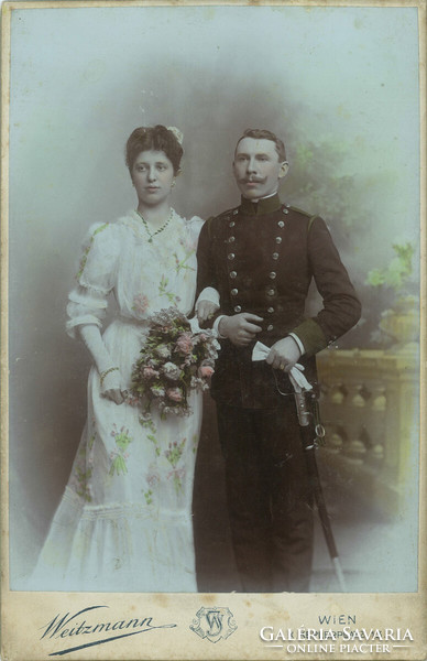 1905 – Weitzmann fényképészeti műterem, Bécs. Fiatal pár egészalakos esküvői fotója. Színezett kabin