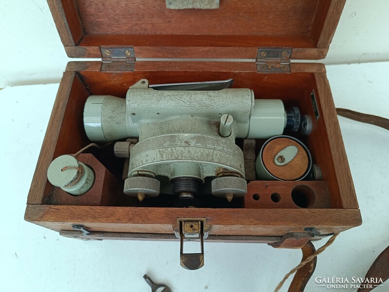 Antik földmérő eszköz teodolit theodolite szerszám geodéta műszer szintező dobozában német 760 8803