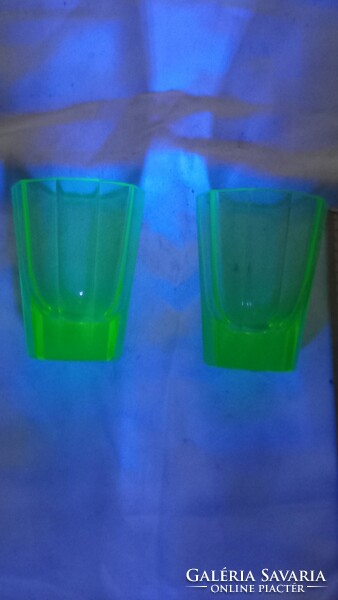2 small thick-walled uranium glass (!) Cups