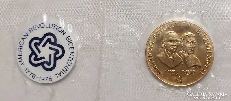 1776 1976 AMERIKAI FORRADALOM BICENTENÁRIUMI ÉREM (Gold)  SAMUEL ADAMS & PATRICK HENRY