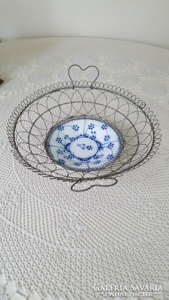 Kerek drótkosár Sarreguemines porcelán tányérkával a közepén