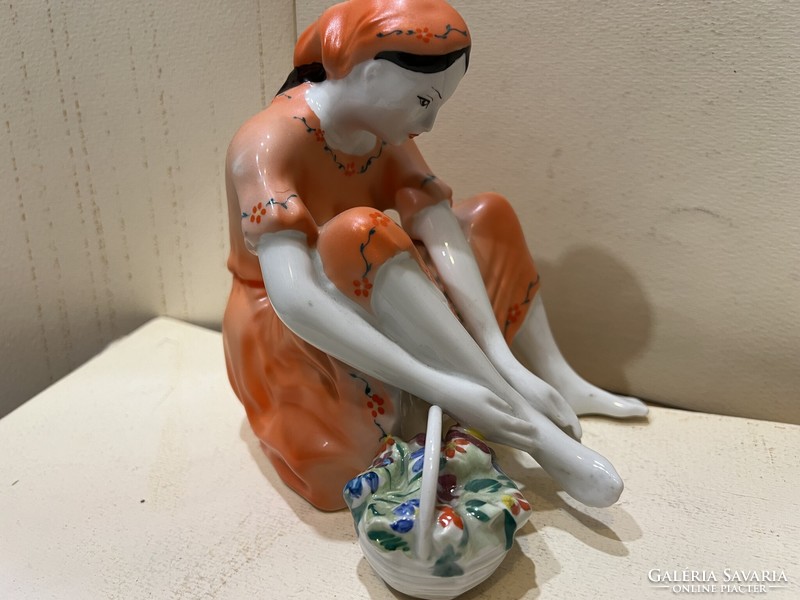 ​Porcelain statue, size 16 cm, flawless piece, for collectors. 4584