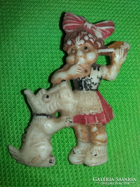 Antik HUMMEL kisleány kutyussal gyermek bakelit jelvény a képek szerint