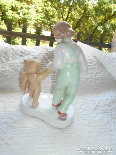 Aquincum porcelain, little girl playing with a teddy bear.