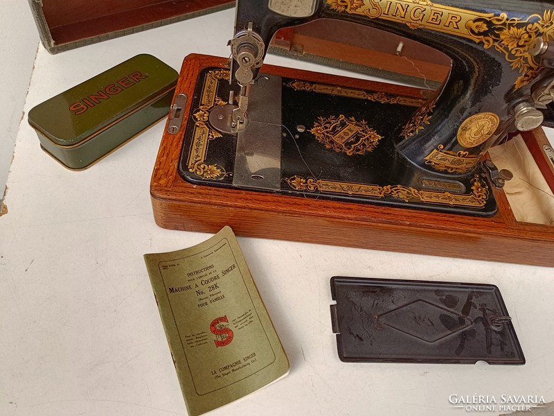 Antique sewing machine singer collector's item in sewing machine box 790 8732