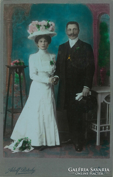 1902 – Adolf Pistecky fényképészeti műterem, Bécs. Fiatal pár egészalakos esküvői fotója. Színezett