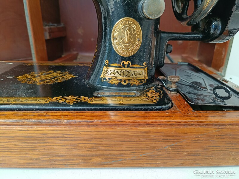 Antique sewing machine singer collector's item in sewing machine box 790 8732