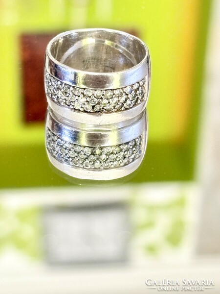 Dazzling, solid silver ring, embellished with zirconia stones