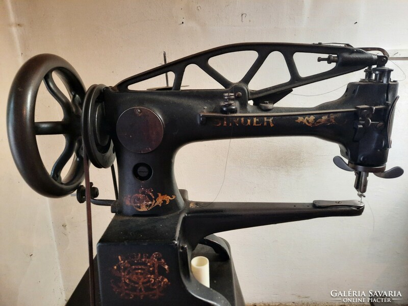 Singer short-arm cobbler hitch machine. It is operational. 1880s - 1890s