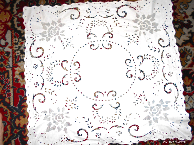 Embroidered Madera-Toledo tablecloth 70 cm x 76 cm