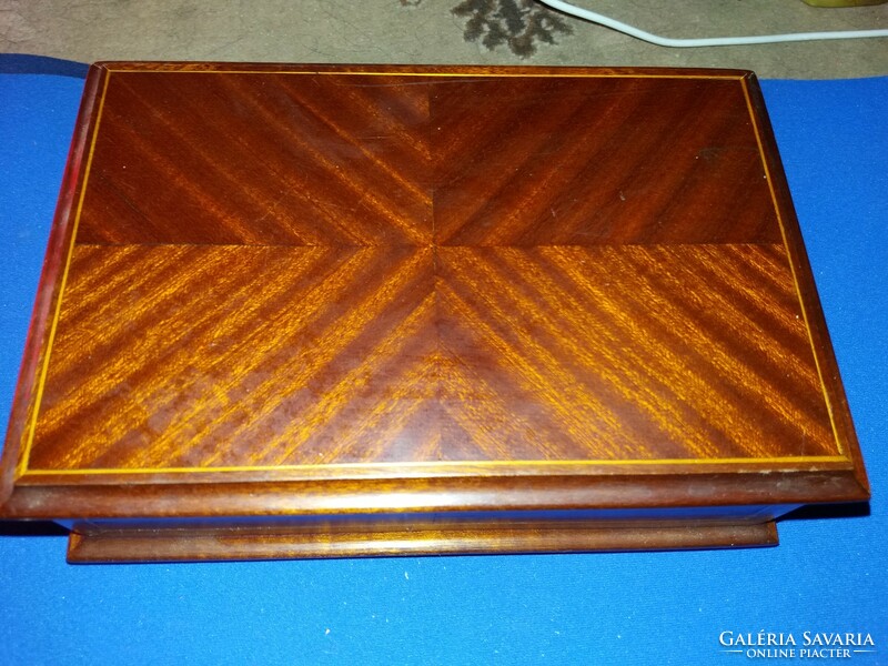 Antique inlaid Art Nouveau wooden gift box with lacquered legs in beautiful condition as shown in the pictures