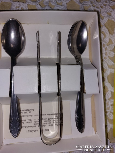 Retro new mocha and coffee spoons, with tweezers, set in box, works of art