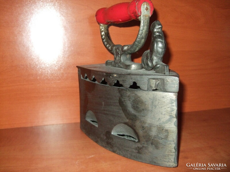 Charcoal iron with rooster decoration in beautiful condition