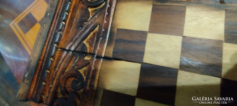 Indonéz faragott sakk készlet, faragott táblával
