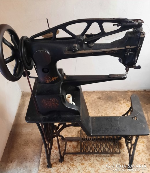 Singer short-arm cobbler hitch machine. It is operational. 1880s - 1890s