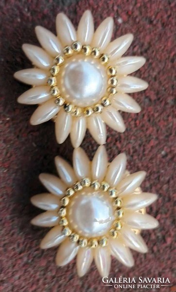 Flower-shaped pearl clip