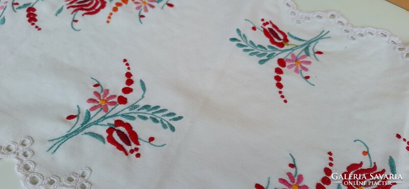 Embroidered Madeira floral tablecloth, runner 78 x 43 cm.
