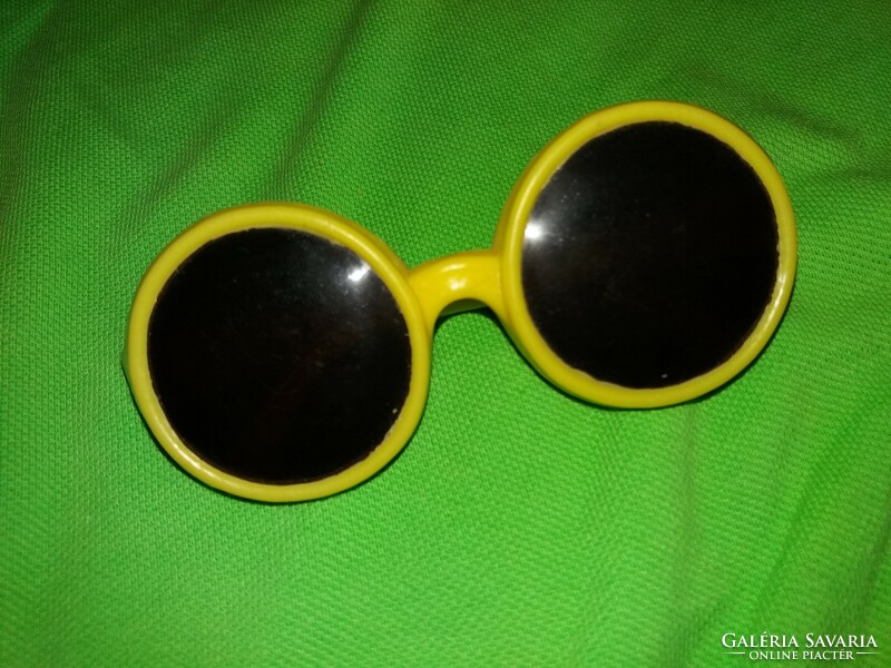 Old traffic goods, bazaar goods, plastic toys, children's John Lennon sunglasses, according to the pictures