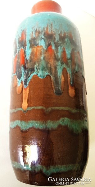 Magyar, kézi korongozással készült kerámia váza, századközép