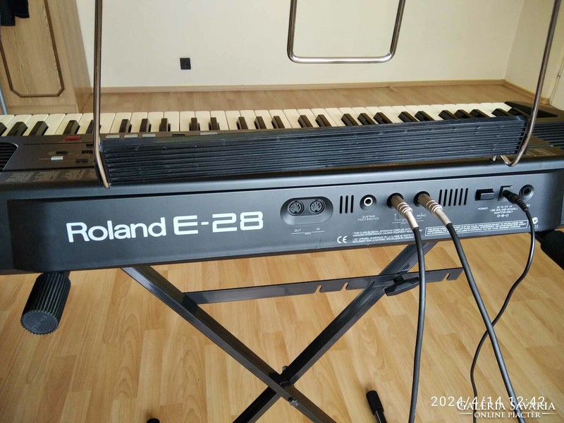 Roland E-28 szintetizátor
