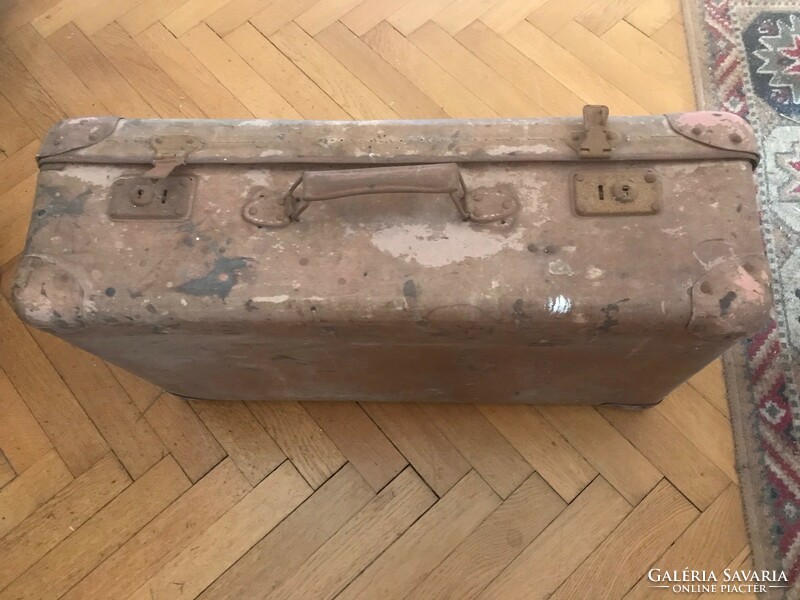 Koffer,bőrönd,sérült állapotban. Nagyon régi. Teljes felújítást igényel.Mérete:65x38 cm