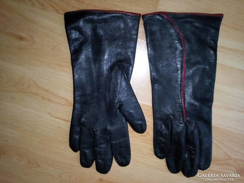 Elegant leather gloves