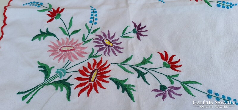 Embroidered floral tablecloth 47 x 47 cm.