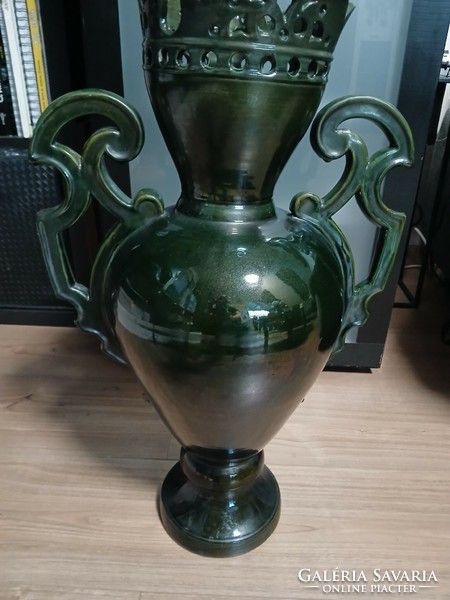 Crowned vase by Balázs Badár