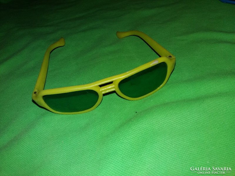 Old traffic goods, bazaar goods, plastics, children's toy sunglasses, 2 pieces in one, according to the pictures