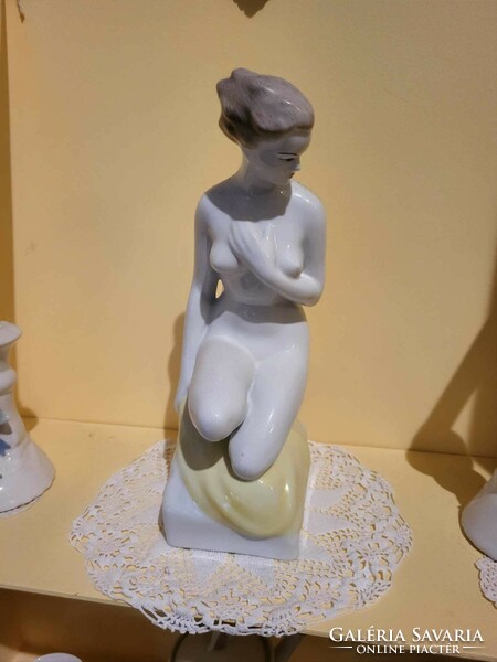 Hollóházi porcelán, női akt szobor