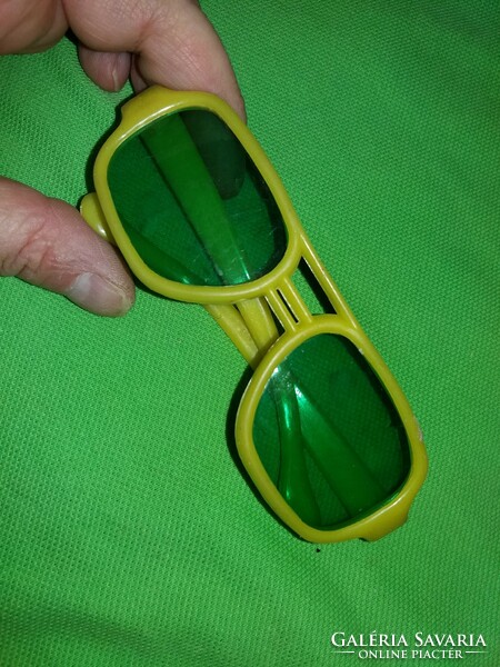 Old traffic goods, bazaar goods, plastics, children's toy sunglasses, 2 pieces in one, according to the pictures