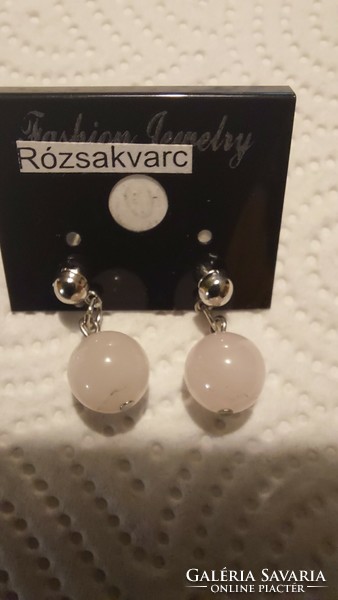 Earrings made from rose quartz.