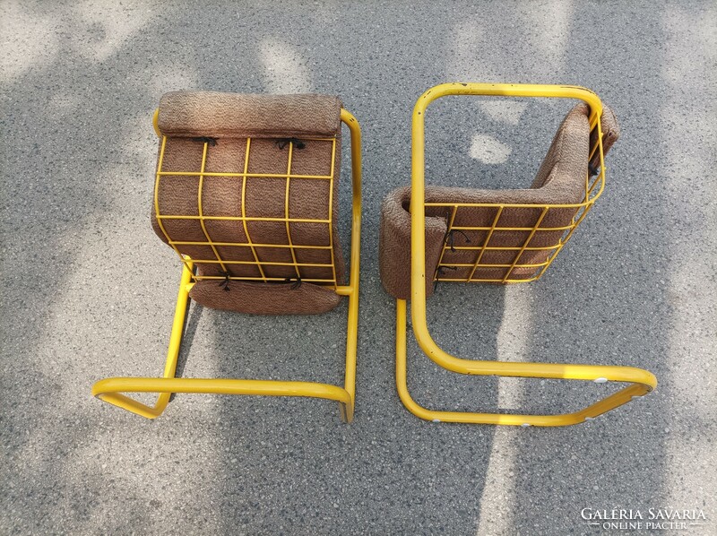 Bauhaus csővázas kis fotelek, sárga színben