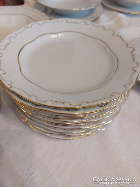 12 Personal Zsolnay dinnerware with a feather pattern
