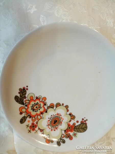 Plate with curved pattern 19 cm