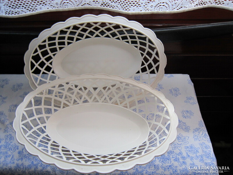 Retro plastic bread basket white