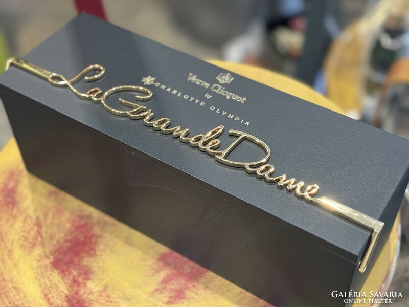 Veuve Clicquot Le Grande Dame 2006 by Charlotte Olympia díszdoboz - Luxus bárfelszerelések Párizsbó