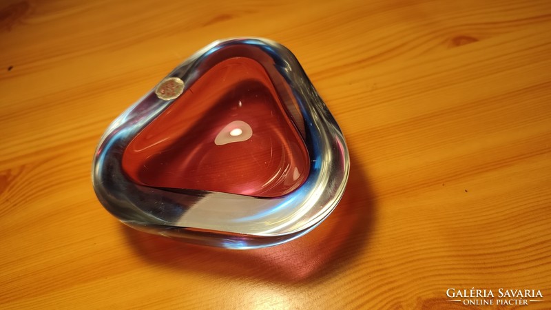 Beautiful color-changing glass triangular ashtray sommerso with Murano sticker