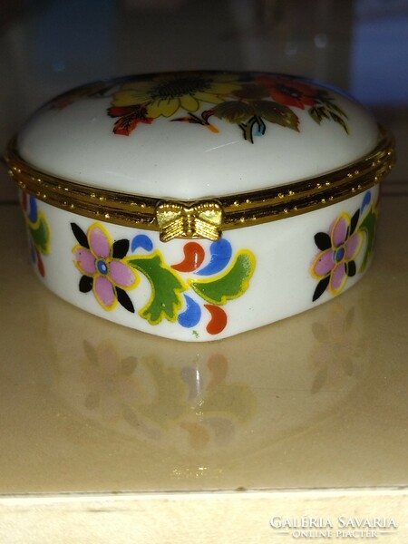 Beautiful heart-shaped porcelain jewelry box with a flower pattern