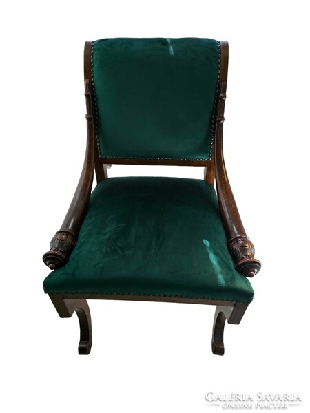 Empir jellegű tömör fa íves faragott szék