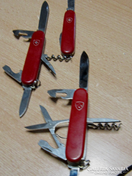 3 Swiss Victorinox knives