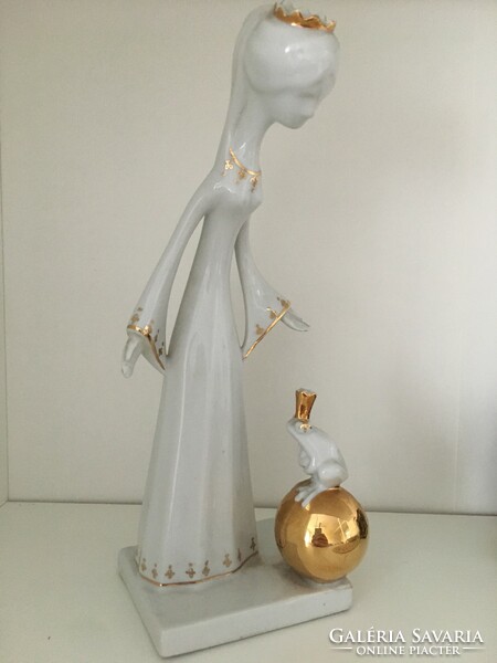 Queen with the Frog King Aquincum porcelain figure