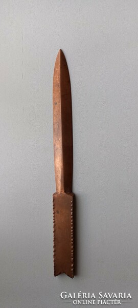 Leaf-cutting knife made of copper