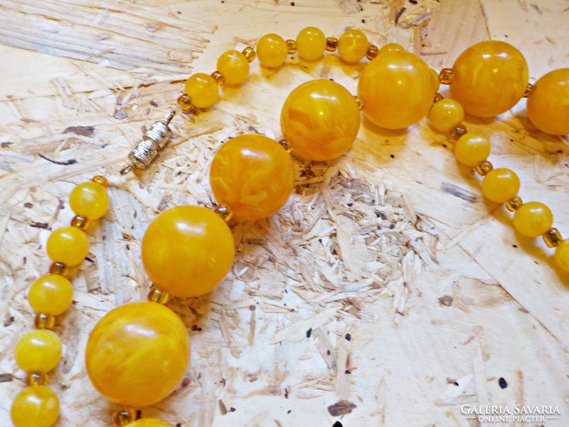 Long plastic necklace with amber effect