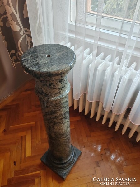 Statue and flower-bearing marble column (height: 1 m)
