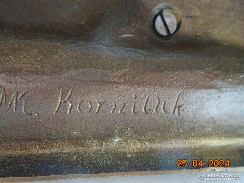 Bronz vaddisznó sötét patinával, A.K.Korniluk 20 sz lengyel szobrás szignós alkotása 1,5 kg