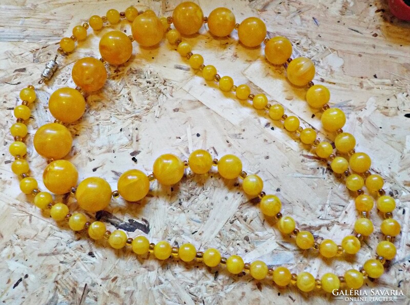 Long plastic necklace with amber effect