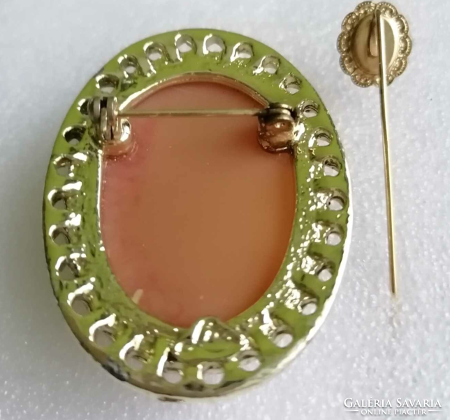 Gold-plated cameo brooch + cameo badge