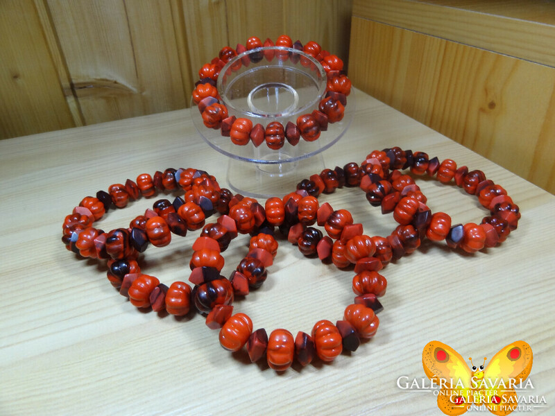 Special shape, special color combination. Bracelet made of acrylic beads.